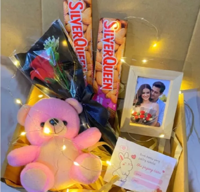 Hampers Coklat, boneka, buket dan polaroid
